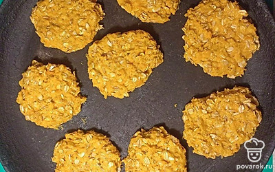 Сформируйте печенье. Выпекайте 20 минут при температуре 220 градусов.