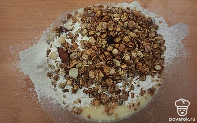 Добавьте мюсли и хорошо перемешайте до однородной консистенции. Получится густая масса.