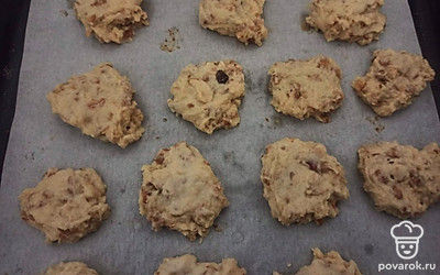 Выложите будущее печенье на противень, застеленный бумагой.