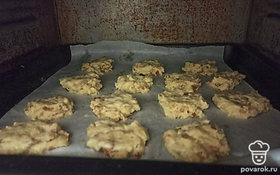 Поставьте в разогретую до 200 градусов духовку на 30 минут.