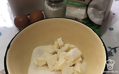 В миску выложите размягченное масло и 100 грамм сахара или сахарной пудры. Хорошо разомните ложкой.