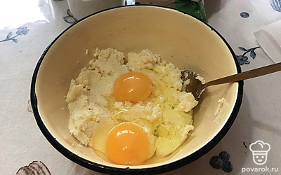 Добавьте яйца. Перемешайте до растворения сахара.