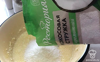В полученную массу всыпьте кокосовую стружку.