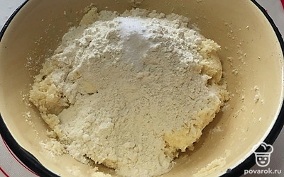 Снова тщательно перемешайте. Получится рыхлое легкое тесто. Добавьте 200 грамм муки. Руками замешайте тесто.