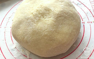 Получите красивое, приятное тесто. Держать в холодильнике его не надо, можно сразу приступать к выпечке.