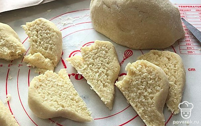 Разделите тесто на 2 части. Потом каждую разделите на равные доли нужного размера. Эти части, как на фото, я делю каждую еще на 2.