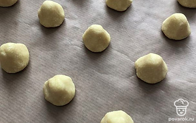 Руками скатайте каждый кусочек в шарик. Придайте шарикам конусную форму, как у трюфеля.