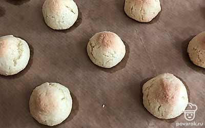 Выпекайте печенье в духовке 12-15 минут. Следите: как только печенье просохнет и подрумянится, сразу вынимайте из духовки, чтобы оно не подгорело снизу.
