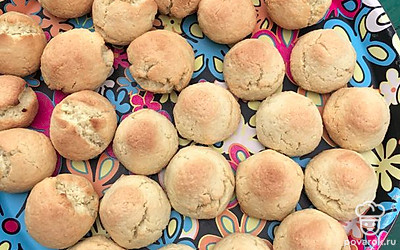 Разложите готовое печенье для остывания. Для красивой подачи можете окунуть выпечку в растопленный шоколад.