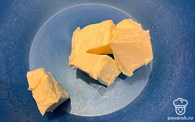 В миску выложите сливочное масло.