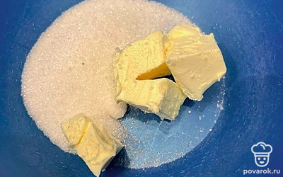 К маслу добавьте сахар.