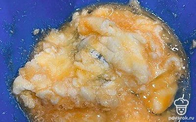 Вбейте яйцо.