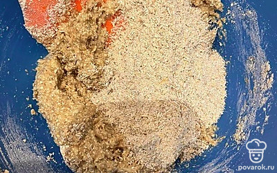 Все тщательно перемешайте, добавьте муку в 2 этапа. Важно делать это постепенно, чтобы тесто не было жестким.