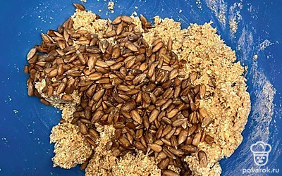 К тесту добавьте семечки. Я беру очищенные.