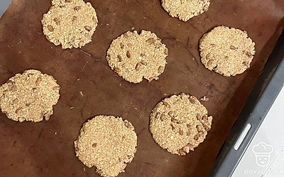 Из теста сформируйте печеньки. Я предпочитаю делать кружочки.