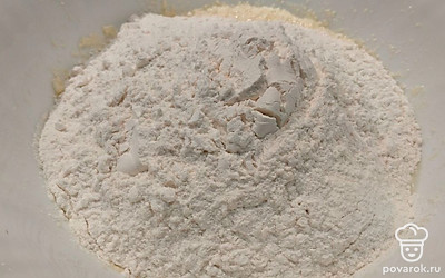 Всыпьте разрыхлитель и муку. Замесить тесто.