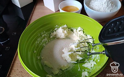 Мягкое сливочное масло взбейте миксером. Добавьте сахар и еще раз взбейте. Затем добавьте желтки и еще раз взбейте. 