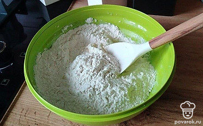 Введите просеянную муку и разрыхлитель теста. Замешайте эластичное тесто. 