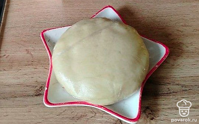 Готовое тесто накройте пленкой. Уберите в холодильник на 10 минут. 