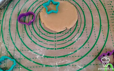 Пока тесто охлаждается, достаньте коврик для теста, скалку и формочки для печенья. Сейчас уже можно позвать всех своих маленьких помощников. Раскатайте тесто на присыпанном мукой коврике. 