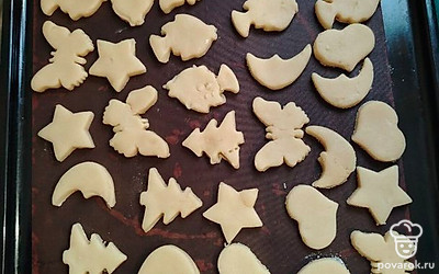 С помощью формочек вырежьте печеньки и разложите их на противне на небольшом расстоянии друг от друга. Отправьте противень в разогретую до 180 градусов духовку на 15 минут. 