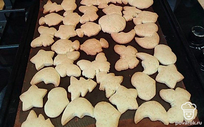 Ориентируйтесь на свою духовку и толщину печенья. Как только они немного подрумянятся, сразу доставайте и перекладывайте на тарелку. 