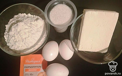 Подготовьте все ингредиенты. Взвесьте муку, сахар, маргарин для дальнейшего удобства. Вымойте яйца.