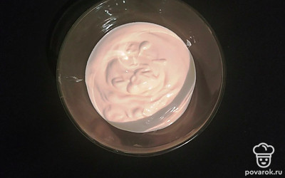 Маргарин растопите. Поставьте его в микроволновку на 30-40 секунд в зависимости от мощности. 