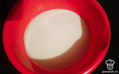 Яйца разбейте в чашку и взбейте миксером на максимальной скорости. После того, как они увеличатся в объеме и хорошо взобьются, постепенно добавляйте сахар. Продолжайте взбивать. 