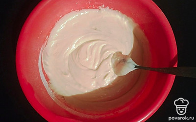 В яично-сахарную смесь добавьте растопленный маргарин. Перемешайте и всыпьте муку и разрыхлитель. Перемешайте аккуратно миксером на малой скорости. Тесто получается воздушное, консистенции сметаны.