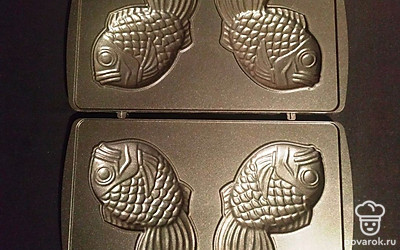 Формочки вымойте и тщательно просушите. После того, как мультипекарь нагреется, налейте в каждую рыбку по 1 столовой ложке теста. Выпекайте 5-7 минут в зависимости от того, насколько хрустящую корочку у печенья хотите. 