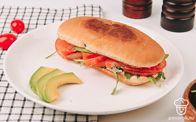 Сэндвич с авокадо и лососем — Рецепт с фото