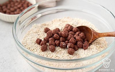 Положите к сыпучей смеси шоколадные шарики. Смешайте массу до однородности.