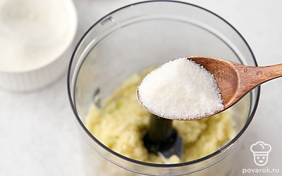 Разрежьте яблоко пополам. Уберите сердцевину и срежьте кожуру. Нарежьте мякоть небольшими кусочками и положите в чашу блендера. Измельчите фрукт. Всыпьте в яблочное пюре сахар и хорошо перемешайте.