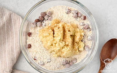 Переложите измельченные яблоки в овсяную смесь. Замесите тесто. Оно должно получиться липким и мягким.