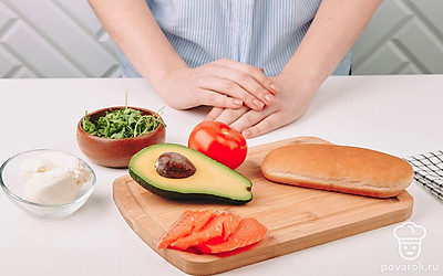 Нарежьте и выньте из лосося косточки. Помойте овощи, зелень и авокадо.