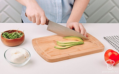 Почистите и нарежьте авокадо тонкими ломтиками.