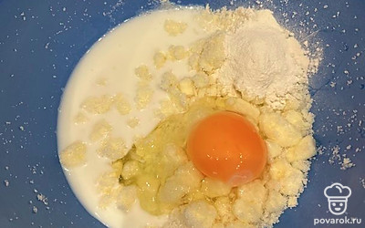 К маслу с сахаром добавьте яйцо, молоко и разрыхлитель.