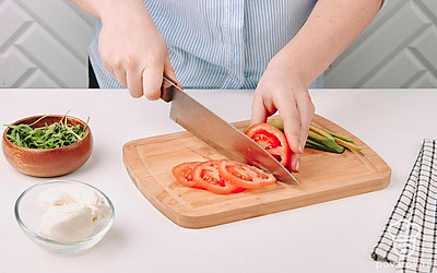 Нарежьте томаты на тонкие кружочки.