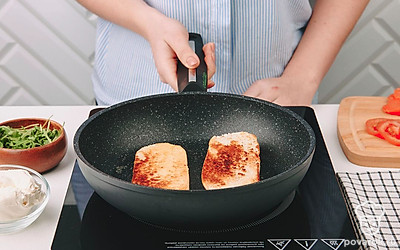 Разрежьте булочку пополам и поджарьте на сухой сковороде с двух сторон.