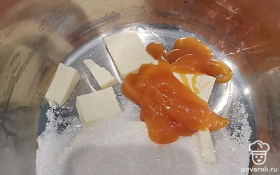 В кастрюлю высыпьте сахар, мед и сливочное масло.