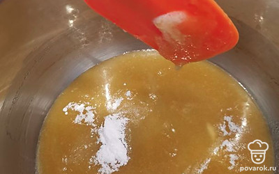 Уберите с огня и сразу добавьте соду.