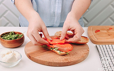 Сверху выложите кружочки томатов и лосось.