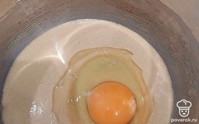 Туда же добавьте яйцо и быстро перемешайте.