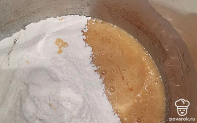 Постепенно введите муку в 3 этапа.