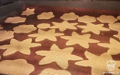 Далее раскатайте тесто. Вырежьте фигурки. Отправьте выпекаться на 5-7 минут при 180 градусах. 