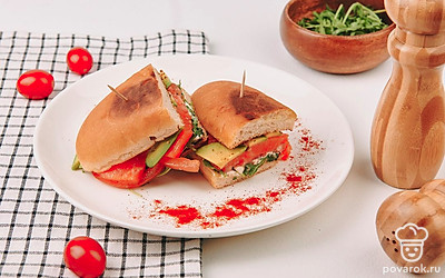 Добавьте еще один слой в виде жареного яйца. Желательно прожарить его до такой стадии, чтобы желток остался жидким. Во время сборки сэндвича надавите на верхнюю булочку, так желток сочно растечется.