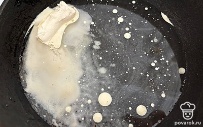 На медленном огне растопите сливочное масло с водой, солью и сахаром.