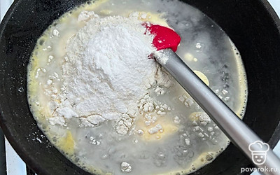 К сливочной массе добавьте муку.