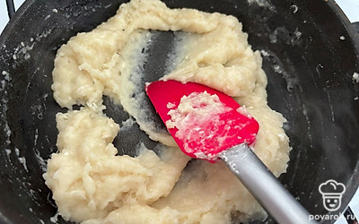 Постоянно помешивая, заварите тесто.